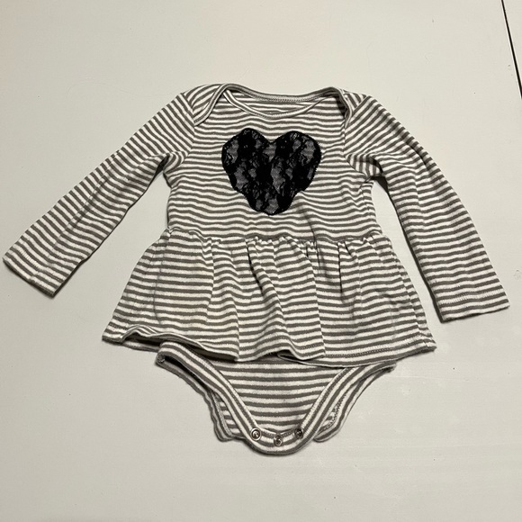 🌟5/$25 Joe Fresh Long Sleeve Bodysuit with Skirt Size 6-12 Months - Picture 1 of 5